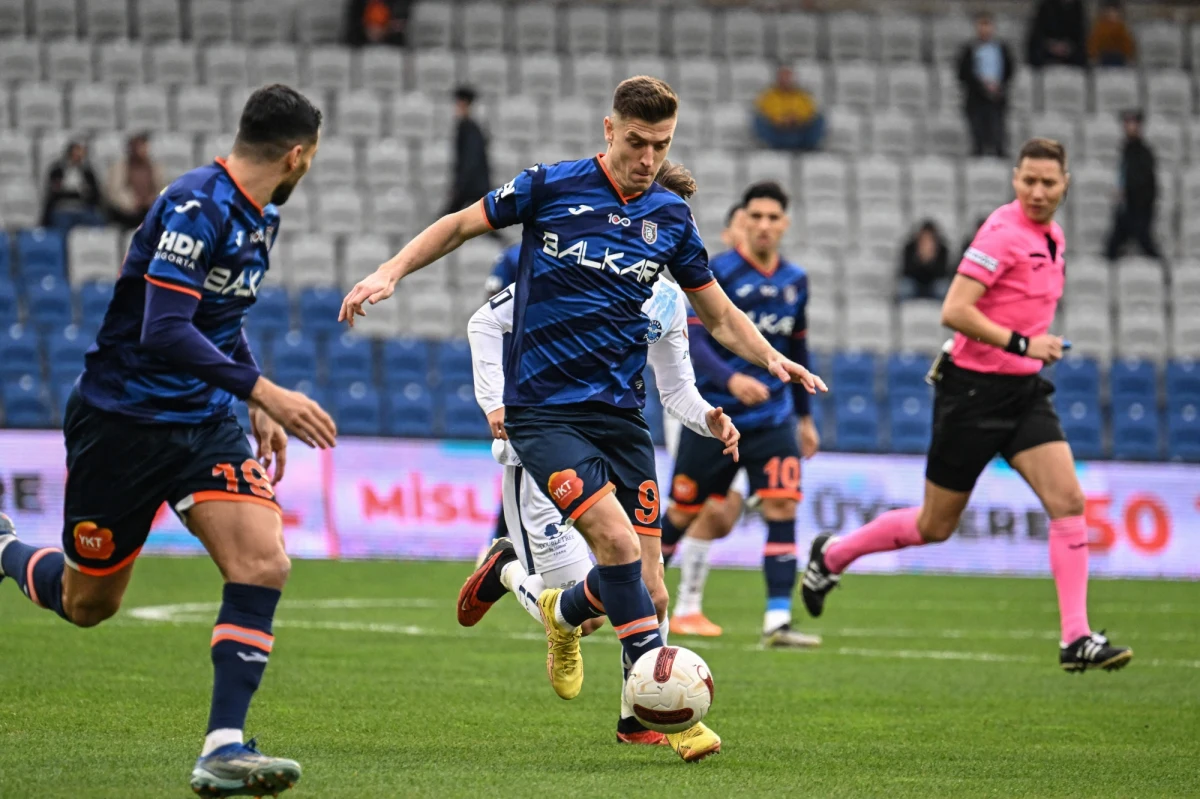 Krzysztof Piątek zdobył trzy bramki dla Istanbul Basaksehir w wygranym 3:2 wyjazdowym meczu z Konyasporem w 23. kolejce tureckiej ekstraklasy. Piłkarz reprezentacji Polski ma już na koncie dziesięć trafień - wszystkie zaliczył od 5 listopada.