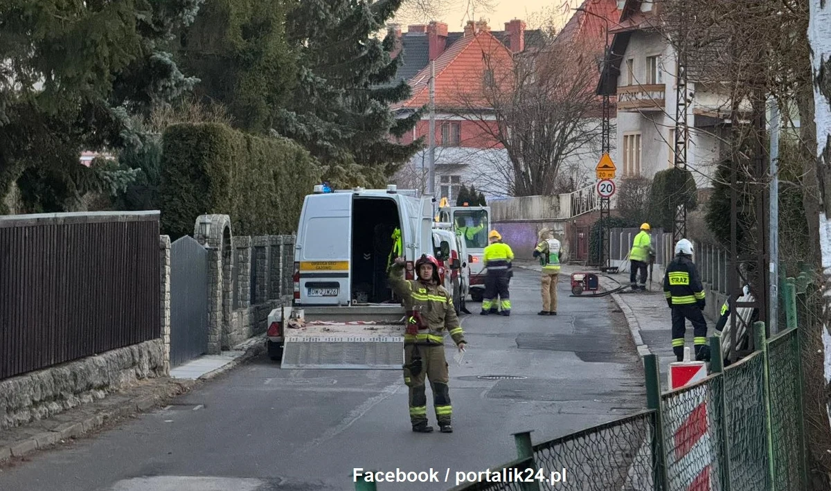 Z powodu wyczuwalnego zapachu gazu zarządzono ewakuację przy ul. Wyspiańskiego w Jeleniej Górze. Informację otrzymaliśmy na Gorącą Linię RMF FM - potwierdziły nam ją służby.