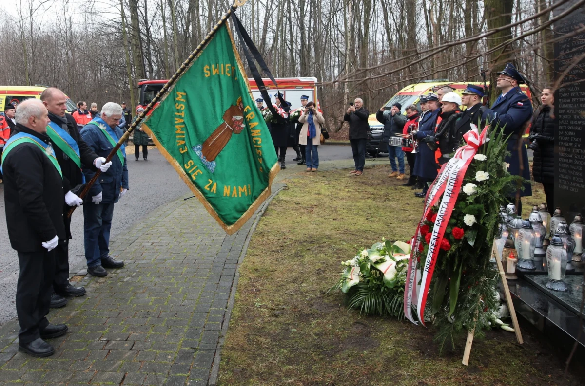 Przed pomnikiem ofiar katastrofy hali Międzynarodowych Targów Katowickich złożono dziś kwiaty i znicze. 18 lat temu zginęło tam 65 osób, ponad 140 zostało rannych, a 26 z nich doznało ciężkiego uszczerbku na zdrowiu. Była to największa katastrofa budowlana w historii Polski.