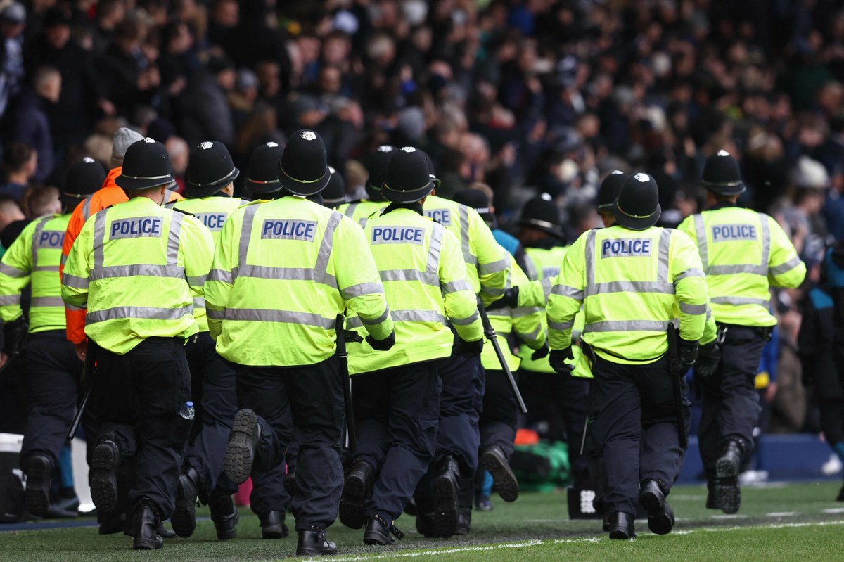 Piłkarze Manchesteru United pokonali na wyjeździe czwartoligowe Newport County 4:2 w czwartej rundzie Pucharu Anglii. Gorąco było podczas meczu West Bromwich Albion z Wolverhampton Wanderers, gdzie doszło do brutalnych starć kibiców.