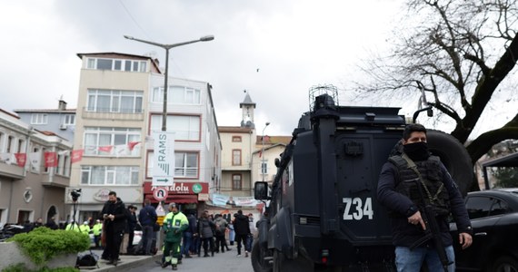 Złapano dwóch napastników podejrzanych o przeprowadzenie w niedzielę ataku w kościele w Stambule, w wyniku którego zginęła jedna osoba - poinformował minister spraw wewnętrznych Turcji Ali Yerlikaya. Do przeprowadzenia zamachu przyznało się wcześniej tzw. Państwo Islamskie (IS).