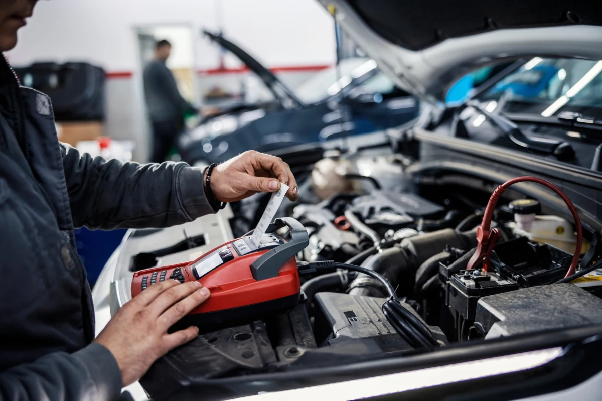Coraz bardziej realne jest to, że zapłacimy więcej za przegląd samochodu. Na ten temat przedstawiciele stacji kontroli pojazdów rozmawiali z wiceministrem infrastruktury. Aktualna stawka za badanie okresowe auta osobowego to 98 złotych. Jeden z rozważanych pomysłów to zwiększenie tej stawki do 246 złotych brutto. Taka propozycja pojawiła się w czasie rozmów w resorcie.
