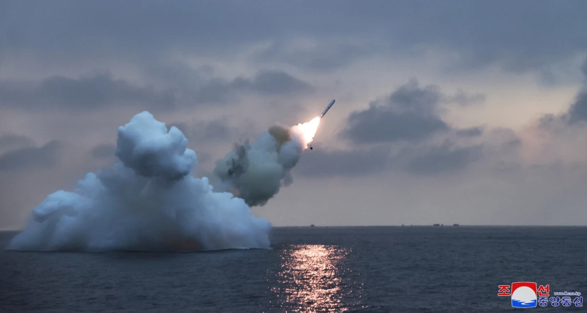 Korea Północna przeprowadziła w niedzielę test pocisków manewrujących wystrzeliwanych z okrętu podwodnego. Próbę nadzorował sam Kim Dzong Un, który dodatkowo przeanalizował plany budowy takiego okrętu o napędzie atomowym.