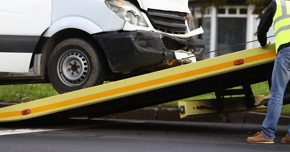 Na dolnośląskim odcinku autostrady A4 przewróciła się laweta przewożąca busa. W wypadku ranna została jedna osoba.