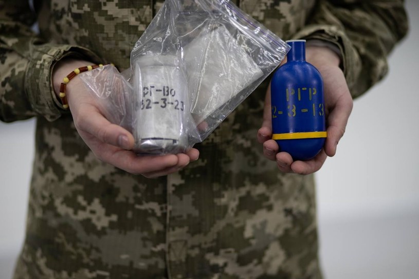 Jak informuje strona ukraińska, wojska rosyjskie korzystają z nowych granatów gazowych oznaczonych jako RG-Vo. Zawierają one drażniący środek toksyczny, zakazany na mocy protokołu genewskiego.