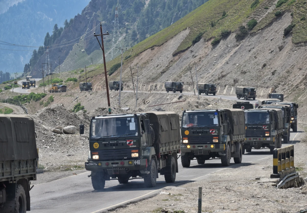 Indie próbują odstąpić od bliskiej współpracy zbrojeniowej ze swoimi największym partnerem w tej dziedzinie, Rosją - twierdzi Instytut Studiów nad Wojną (ISW). Decyzja władz w Delhi wynika z coraz mniejszych możliwości eksportowych strony rosyjskiej, a także z niechęci Indii do pogarszania relacji z USA.