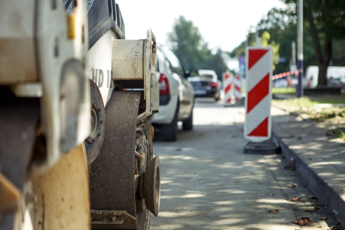 Trudniej będzie przejechać ul. Wrocławską w Krakowie. Na przełomie stycznia i lutego ruszają tam prace remontowe. W planach wymiana nawierzchni jezdni, przebudowa chodników, krawężników oraz peronów autobusowych. Roboty będą prowadzone na odcinku od ul. Racławickiej do ul. Kmiecej. 