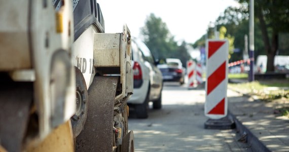 Trudniej będzie przejechać ul. Wrocławską w Krakowie. Na przełomie stycznia i lutego ruszają tam prace remontowe. W planach wymiana nawierzchni jezdni, przebudowa chodników, krawężników oraz peronów autobusowych. Roboty będą prowadzone na odcinku od ul. Racławickiej do ul. Kmiecej. 