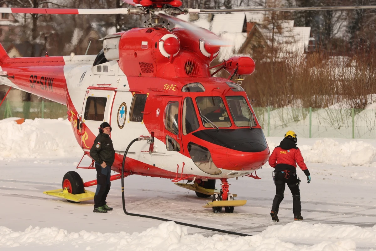 Nie żyje 28-letni turysta porwany wczoraj przez lawinę w Tatrach. Mężczyzna był pod śniegiem niemal dwie godziny. Po odkopaniu go przez ratowników TOPR, najpierw trafił do szpitala w Zakopanem, potem przewieziono go do Krakowa. Niestety, jego życia nie udało się uratować.