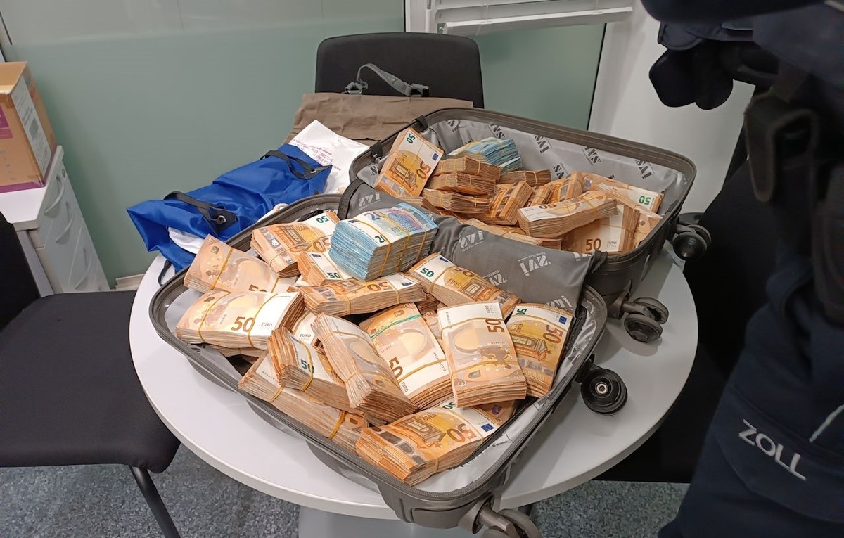 Niecodzienna sytuacja na lotnisku w Monachium. Podczas kontroli w bagażu 66-letniego Ukraińca znaleziono ok. 455 tys. euro w gotówce. Z walizką wypchaną pieniędzmi mężczyzna chciał polecieć na Cypr. 
