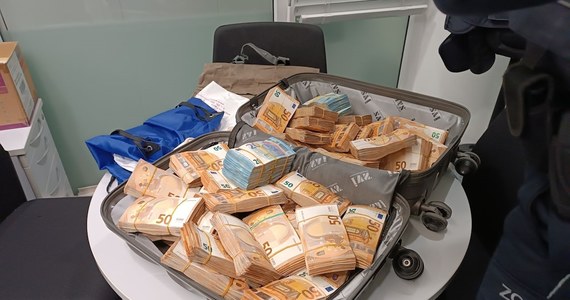 Niecodzienna sytuacja na lotnisku w Monachium. Podczas kontroli w bagażu 66-letniego Ukraińca znaleziono ok. 455 tys. euro w gotówce. Z walizką wypchaną pieniędzmi mężczyzna chciał polecieć na Cypr. 