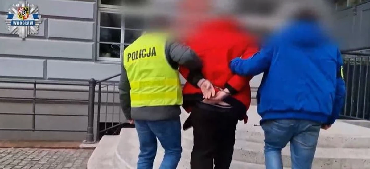 Co najmniej 13 osób oszukał 38-latek zatrzymany na Dolnym Śląsku. Mężczyzna przedstawiał się jako policjant, prokurator albo pracownik banku i mówił swoim ofiarom, że pieniądze na ich rachunku bankowym są zagrożone i muszą zostać przelane na „bezpieczny rachunek techniczny”. 