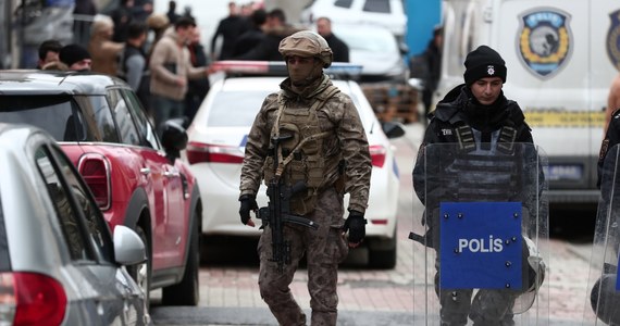 Zamachowcy, którzy przeprowadzili w niedzielę atak w kościele w Stambule, są obcokrajowcami – poinformował minister spraw wewnętrznych Turcji Ali Yerlikaya. Jeden pochodzi z Rosji, drugi z Tadżykistanu. Tureckie władze podejrzewają, że są powiązani z tzw. Państwem Islamskim.