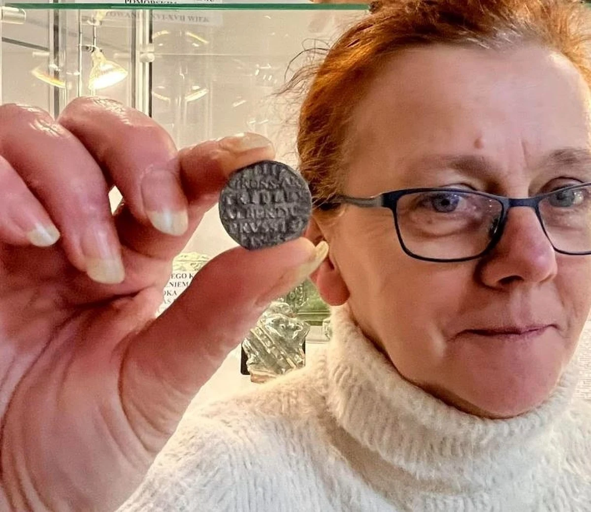 Renesansowa srebrna moneta Albrechta Hohenzollerna została odnaleziona w trakcie prac porządkowych na cmentarzu wojennym w Kamieniu Pomorskim. To bardzo rzadkie znalezisko w północnej części Pomorza Zachodniego – mówi archeolog Grzegorz Kurka.