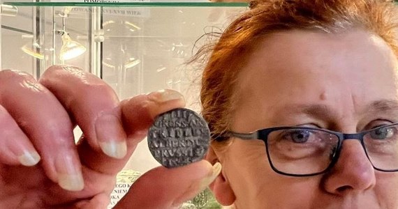 Renesansowa srebrna moneta Albrechta Hohenzollerna została odnaleziona w trakcie prac porządkowych na cmentarzu wojennym w Kamieniu Pomorskim. To bardzo rzadkie znalezisko w północnej części Pomorza Zachodniego – mówi archeolog Grzegorz Kurka.
