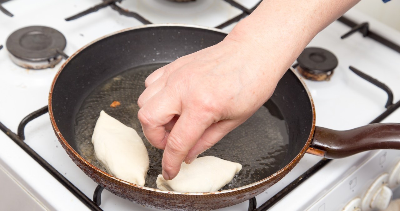 Bałagan, rozprzestrzeniający, kuchni, błyskawicznym, tempie, warstwa, tłuszczu, oblepiająca, kuchenkę, blat, nawet, ryzyko, popa Dlatego olej zamienia się w strzelające pociski. Zrób z patelnią jedną rzecz, by tego uniknąć