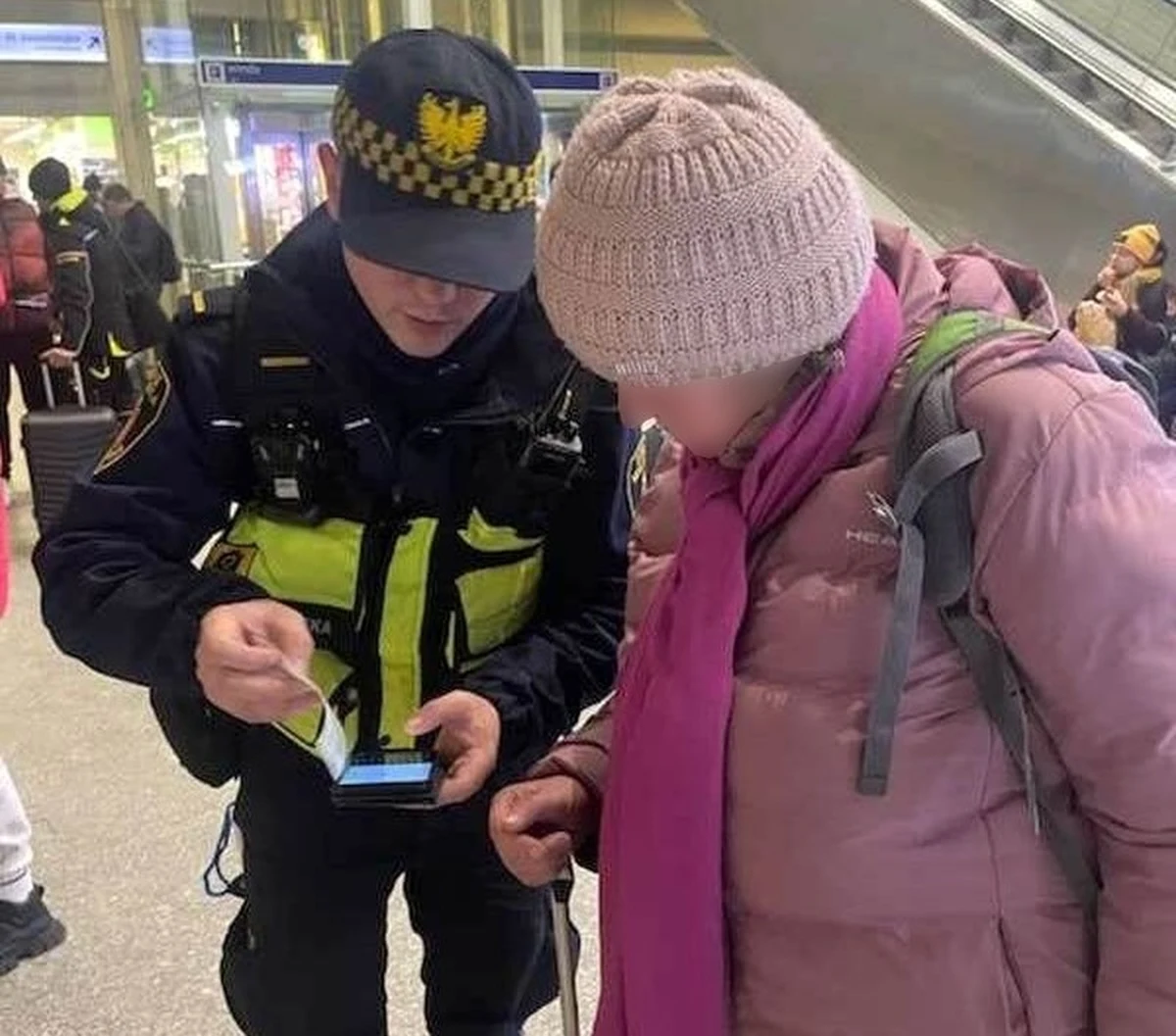 Strażnicy miejscy pomogli wrócić do domu obywatelce Czech, która zgubiła się na warszawskiej Pradze-Południe. Dołożyli się nawet do biletu powrotnego, bo kobiecie zabrakło pieniędzy. 