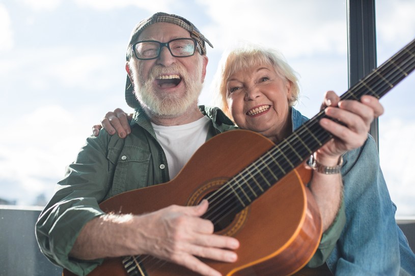 Brytyjscy badacze sugerują, że gra na instrumencie muzycznym lub śpiewanie to dobry sposób na zachowanie lepszego zdrowia. Wyjątkowo istotny wpływ mają te aktywności na kondycję mózgu w starszym wieku. Aby ustalić te zależności, eksperci przeanalizowali ogrom danych. Wyniki są jednoznaczne.