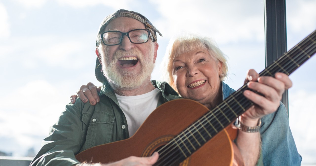 Brytyjscy badacze sugerują, że gra na instrumencie muzycznym lub śpiewanie to dobry sposób na zachowanie lepszego zdrowia. Wyjątkowo istotny wpływ mają te aktywności na kondycję mózgu w starszym wieku. Aby ustalić te zależności, eksperci przeanalizowali ogrom danych. Wyniki są jednoznaczne.