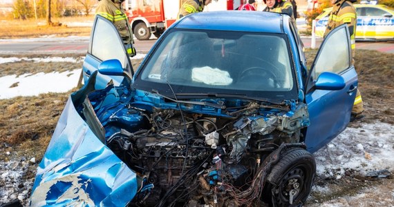 O dużym szczęściu może mówić nieodpowiedzialny 28-latek, który swoim samochodem zderzył się z pociągiem relacji Ełk - Białystok. Mężczyźnie nic się nie stało, ale był pijany. Miał prawie promil alkoholu. 