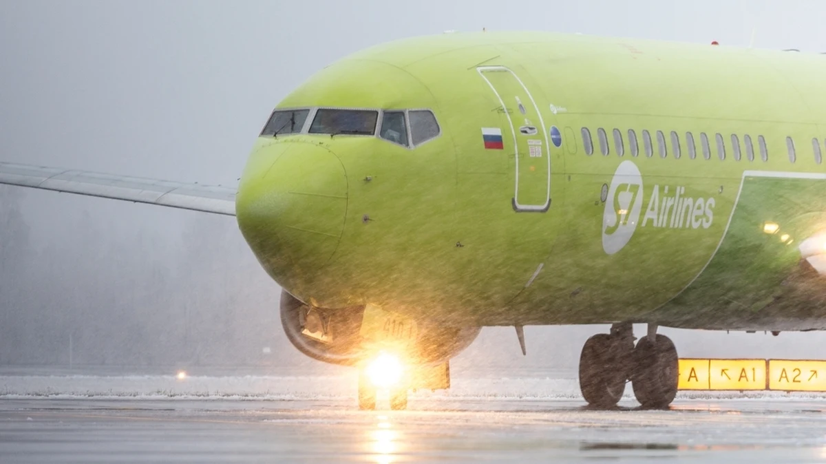 Airbus A320 rosyjskich linii lotniczych S7 Airlines z ponad 170 osobami na pokładzie, który w poniedziałek rano wystartował z Omska, z powodu problemów z silnikiem musiał awaryjnie lądować na moskiewskim lotnisku Domodiedowo. Maszyna została tymczasowo wycofana z eksploatacji. To już trzecia taka awaria w ciągu trzech dni, co wynika z braku części zamiennych i odpowiedniej konserwacji sprzętu.