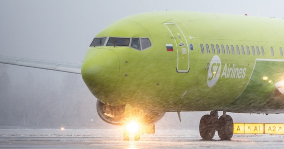 Airbus A320 rosyjskich linii lotniczych S7 Airlines z ponad 170 osobami na pokładzie, który w poniedziałek rano wystartował z Omska, z powodu problemów z silnikiem musiał awaryjnie lądować na moskiewskim lotnisku Domodiedowo. Maszyna została tymczasowo wycofana z eksploatacji. To już trzecia taka awaria w ciągu trzech dni, co wynika z braku części zamiennych i odpowiedniej konserwacji sprzętu.