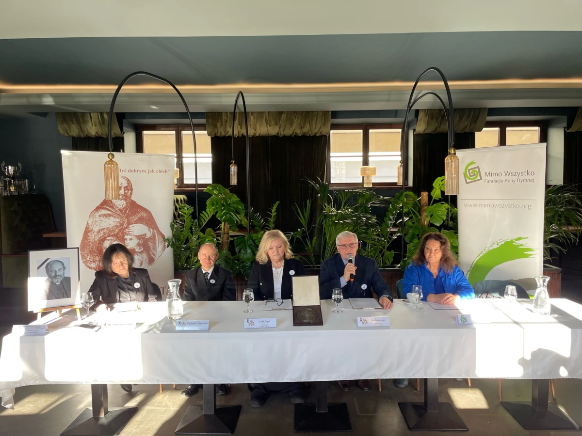 Adam Małysz, aktor Krzysztof Globisz i jego żona Agnieszka, bp Damian Muskus i prowadząca stowarzyszenie Czuję Sercem Anna Chojczak otrzymają przyznawany za działalność charytatywną na rzecz osób z niepełnosprawnościami Medal św. Brata Alberta za rok 2023. 