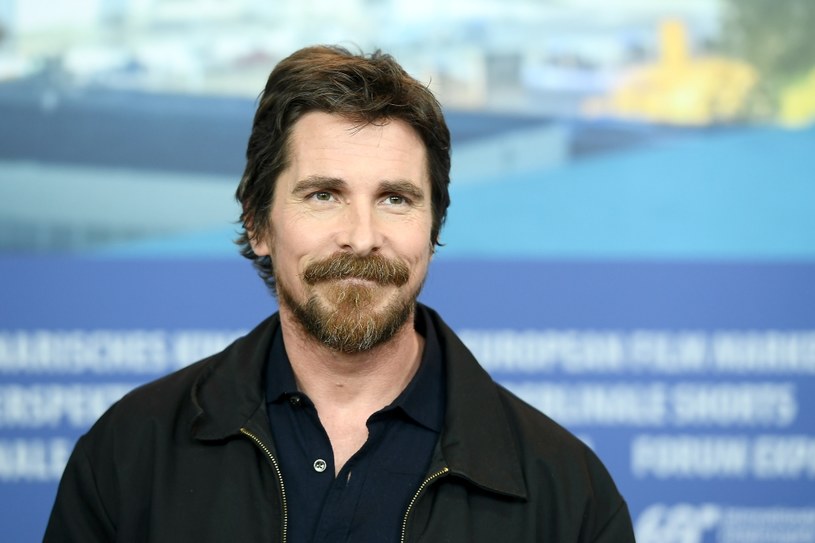 Christian Bale uchodzi za mistrza transformacji - do kolejnych ról jest w stanie schudnąć i przytyć dowolną ilość kilogramów, dzięki czemu za każdym razem zmienia się na ekranie nie do poznania. Gwiazdor filmów: "American Hustle", "Fighter", "Vice", "Big Short", "Mechanik", "Prestiż", a także odtwórca tytułowej roli w trylogii Christophera Nolana o Batmanie we wtorek kończy 50 lat.