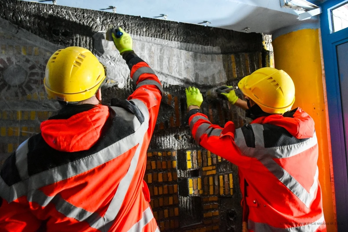 Charakterystyczne mozaiki ze Szczecińskiego Domu Sportu nie znikną po przebudowie obiektu. Dekoracje zostaną wkomponowane w nowe miejsce, przejdą też renowacje. Na razie kolorowe kafelki trzeba pieczołowicie skuć ze ściany.