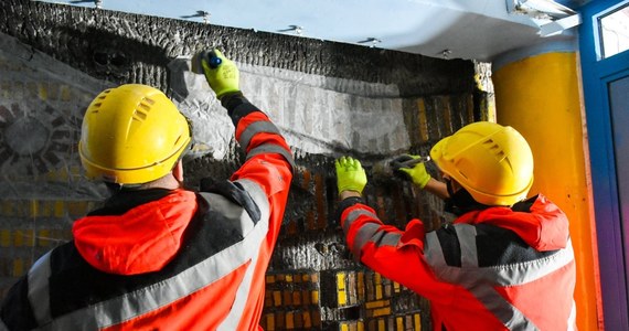 Charakterystyczne mozaiki ze Szczecińskiego Domu Sportu nie znikną po przebudowie obiektu. Dekoracje zostaną wkomponowane w nowe miejsce, przejdą też renowacje. Na razie kolorowe kafelki trzeba pieczołowicie skuć ze ściany.