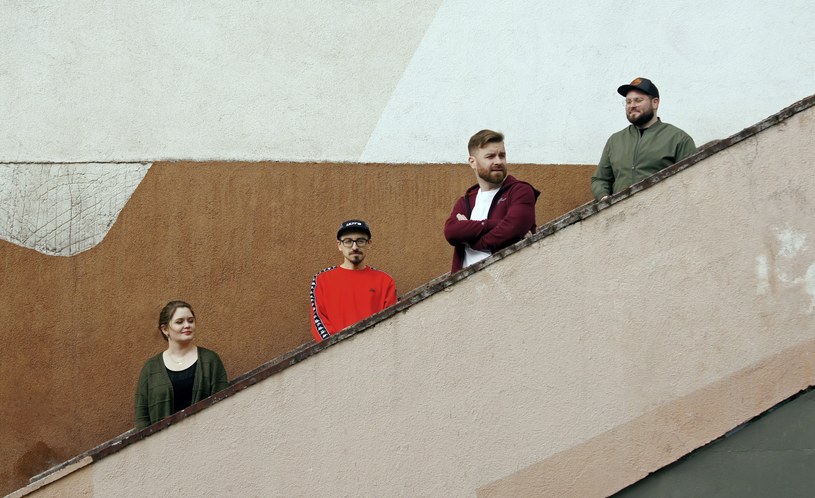 Dzień po premierze debiutanckiej płyty "Magnolia", krakowska indierockowa grupa Brighter Colours zaprezentowała teledysk do singla "Wedding Gown".