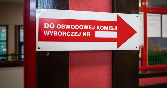 Czym głównie kierują się wyborcy, oddając głos w wyborach samorządowych? W sondażu United Surveys dla RMF FM i "Dziennika Gazety Prawnej" 47,2 proc. respondentów wskazało na przynależność partyjną kandydata, a 47 proc. na jego dokonania w regionie. Różnice wyników są znacznie wyraźniejsze, gdy przyjrzymy się odpowiedziom zwolenników obozu rządzącego i opozycji albo mieszkańców miast i wsi. 