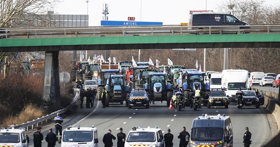 Francuscy rolnicy, domagający się większej pomocy rządu, blokują w poniedziałek drogi w 25 miejscach. Według ich zapowiedzi, celem jest zablokowanie Paryża. Rząd zapowiedział zmobilizowanie 15 tys. funkcjonariuszy policji, których zadaniem jest ochrona Paryża i większych miast przed wjazdem traktorów.