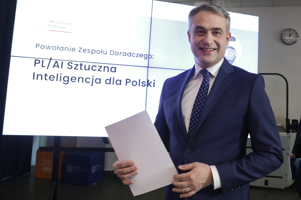 Minister cyfryzacji Krzysztof Gawkowski powołał zespół "PL/AI Sztuczna Inteligencja dla Polski". Ma on opracowywać rekomendacje dotyczące wykorzystania sztucznej inteligencji dla usprawnienia działań państwa. 
