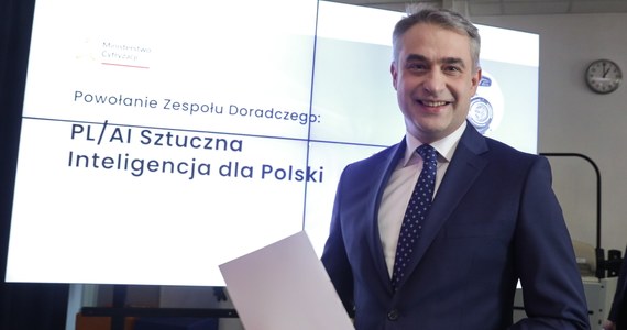 Minister cyfryzacji Krzysztof Gawkowski powołał zespół "PL/AI Sztuczna Inteligencja dla Polski". Ma on opracowywać rekomendacje dotyczące wykorzystania sztucznej inteligencji dla usprawnienia działań państwa. 
