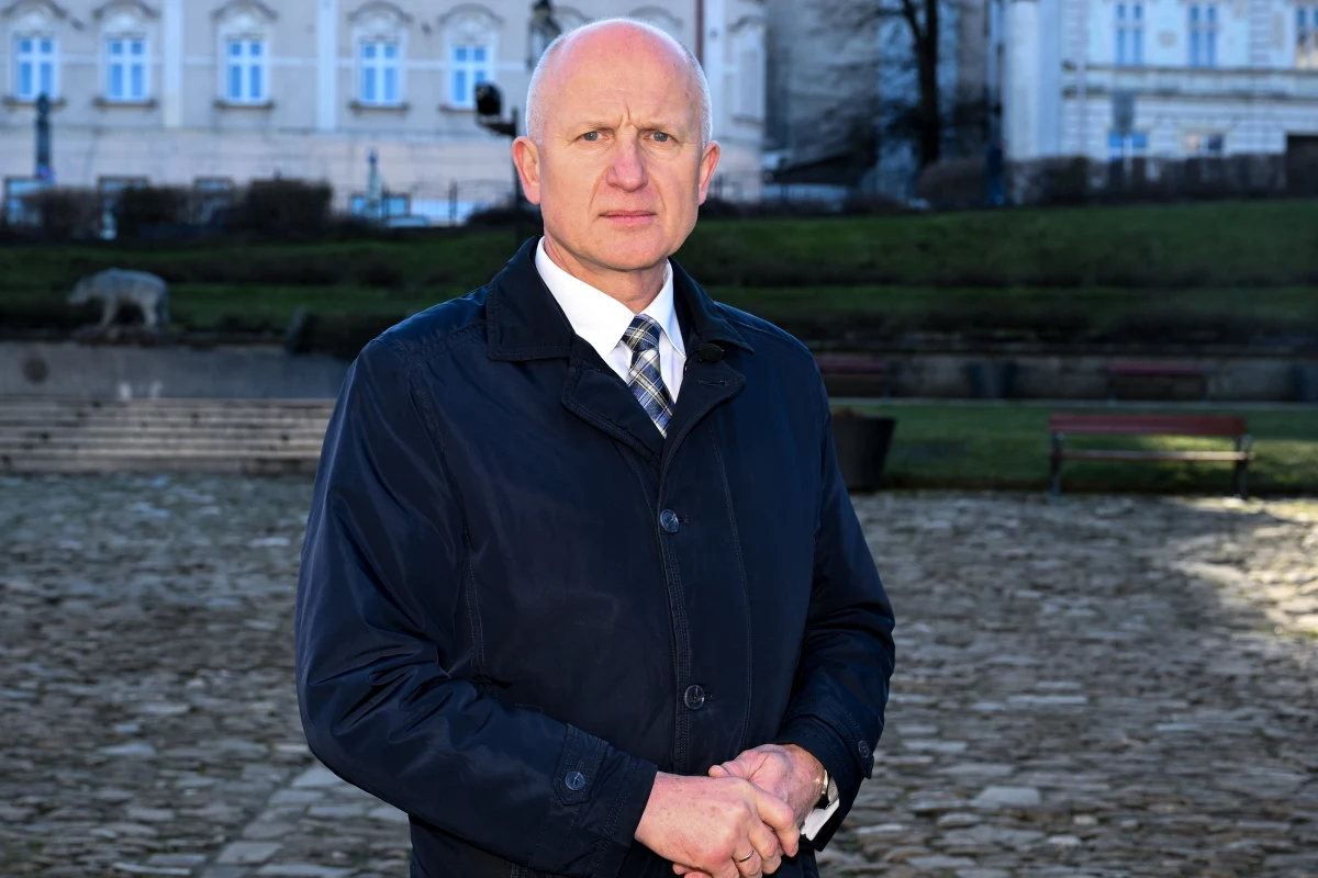 Tomasz Dziumak, dyrektor I Liceum Ogólnokształcącego im. Juliusza Słowackiego w Przemyślu, jest kandydatem Platformy Obywatelskiej i Nowej Lewicy na prezydenta tego miasta. "Wierzę w potencjał tego miasta. Miasta historycznego i wielokulturowego, położonego na skrzyżowaniu szlaków komunikacyjnych, miasta o wyjątkowych walorach przyrodniczych, turystycznych, pełniącego funkcję ponadregionalną" - podkreślał Dziumak. 