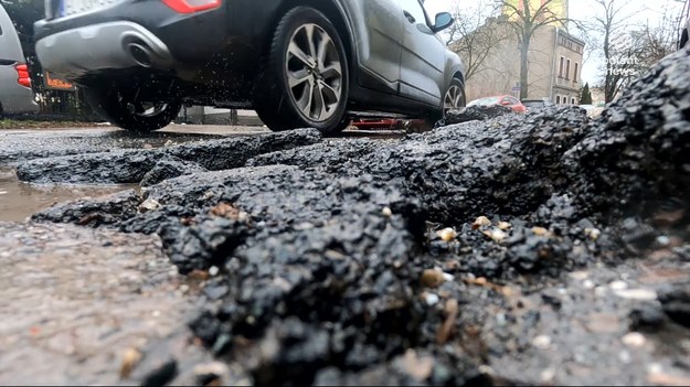 Zimą zmorą kierowców są dziurawe drogi na których, nie dość, że można przebić oponę czy skrzywić felgę to i zawieszenie uszkodzić. Ale to też zmora dla miast, które muszą wypłacać odszkodowania. W samym tylko Poznaniu miejski budżet w ubiegłym roku z tego powodu uszczuplał o niemal 900 tysięcy złotych.Materiał dla "Wydarzeń" przygotował Bartosz Mokrzycki. 