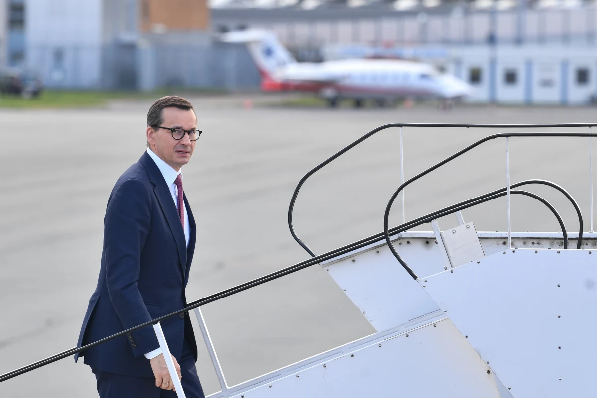 Mateusz Morawiecki w ciągu trzech ostatnich lat latał 34 razy rządowym samolotem do Krakowa lub Katowic - w dniu, gdy na Wawelu obchodzona była miesięcznica pogrzebu Lecha i Marii Kaczyńskich - informuje tvn24.pl powołując się na udostępniony przez KPRM rejestr lotów najważniejszych osób w państwie.