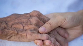 Choroba Alzheimera przenoszona między ludźmi? Lekarze wskazują