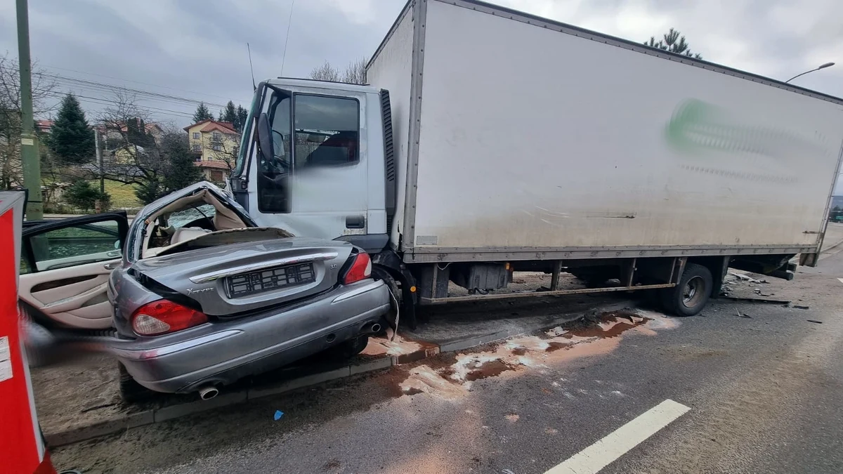 85-letni kierowca jaguara zginął w wyniku zderzenia z ciężarowym iveco w Sanoku na Podkarpaciu. Według wstępnych ustaleń policji, do wypadku doprowadziła 19-latka.