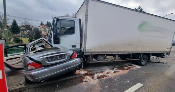 85-letni kierowca jaguara zginął w wyniku zderzenia z ciężarowym iveco w Sanoku na Podkarpaciu. Według wstępnych ustaleń policji, do wypadku doprowadziła 19-latka.