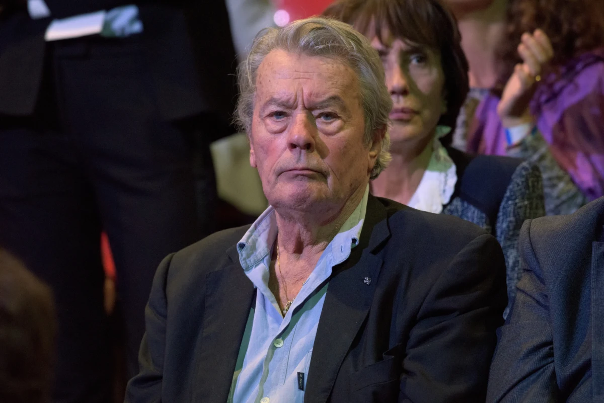 88-letni Alain Delon został objęty przez sąd ochroną prawną w celu zapewnienia mu właściwej opieki medycznej - poinformowała agencja AFP. Opieka medyczna nad legendą francuskiego kina jest elementem sporu między zwaśnionymi dziećmi gwiazdy.