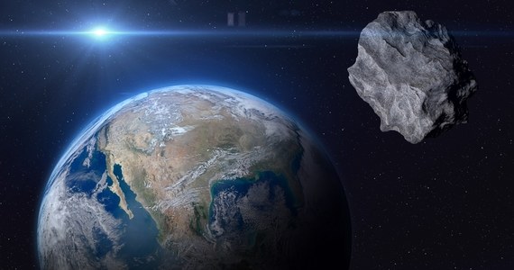 ​Astronomowie przewidują, że już wkrótce, bo w piątek 2 lutego, naszą planetę minie kosmiczna skała, która może mieć nawet 480 metrów średnicy. Możemy spać jednak spokojnie, gdyż odległość przelotu wyniesie 2,8 mln kilometrów.