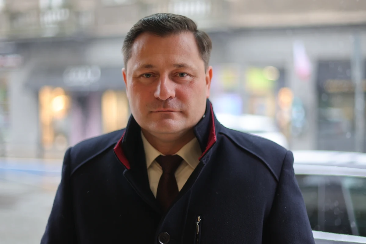 "Zamrożenie cen energii zostało wydłużone o kolejne pół roku. Zobaczymy, co będzie dalej. Ostateczne decyzje jeszcze przed nami" – mówił w Rozmowie o 7:00 w Radiu RMF24 Krzysztof Paszyk. Poseł i przewodniczący klubu parlamentarnego Polskiego Stronnictwa Ludowego przyznał, że trwają analizy w tej sprawie. "Od początku było jasne, że to jest bardzo kosztowna rzecz. Bez pilnego podjęcia równolegle działań odblokowujących dostęp do taniej energii, mam tu na myśli energię z OZE, będzie tę tarczę trudno w nieskończoność utrzymać" – podkreślił.  