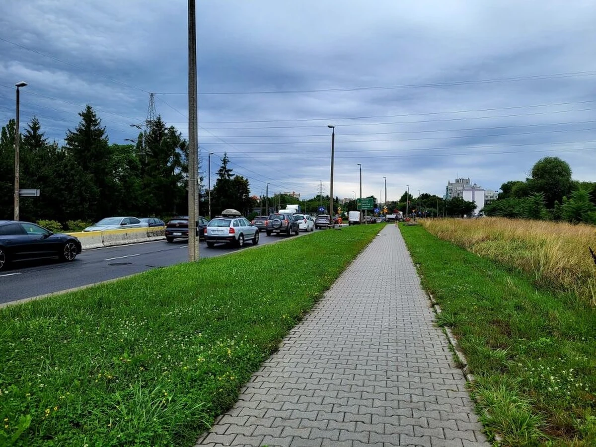 1 lutego (czwartek) zostanie wprowadzony kolejny etap czasowej organizacji ruchu na ulicy Nowohuckiej. Prace w rejonie ronda 308 Dywizjonu prowadzone są przez dewelopera w ramach inwestycji niedrogowej. 