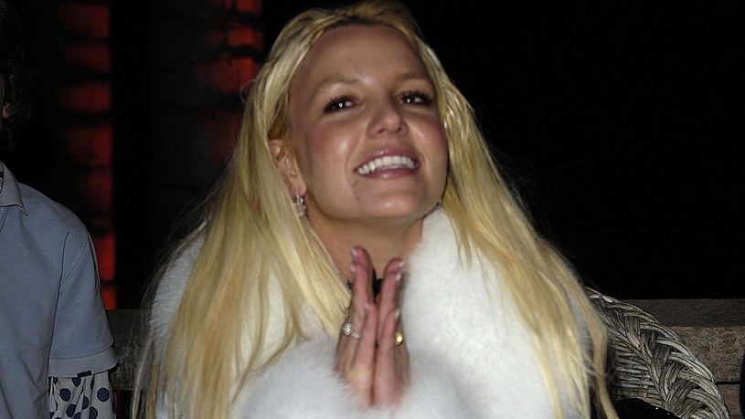 Britney Spears przeprosiła "osoby, na których jej zależy" za swoje wypowiedzi w wydanej w ubiegłym roku książce "Kobieta, którą jestem". Słowa są pokłosiem ataków fanów Spears na Justina Timberlake'a, którego na łamach publikacji oskarżyła o zmuszenie do przerwania ciąży.