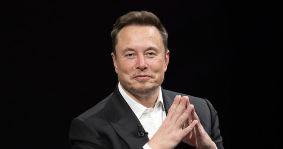 Elon Musk ogłosił, że jego firma Neuralink z powodzeniem wszczepiła pierwszy bezprzewodowy chip do ludzkiego mózgu. Wstępne badania wskazują na występowanie obiecujących impulsów nerwowych i neuronowych u pacjenta. Osoba ta czuje się dobrze - zapewnił miliarder.