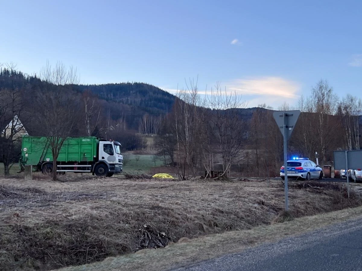 Do tragicznego zdarzenia doszło dzisiaj rano w Sosnówce (Dolnośląskie). Kierowca śmieciarki przejechał 25-letniego pracownika. Mężczyzna zginął na miejscu. 