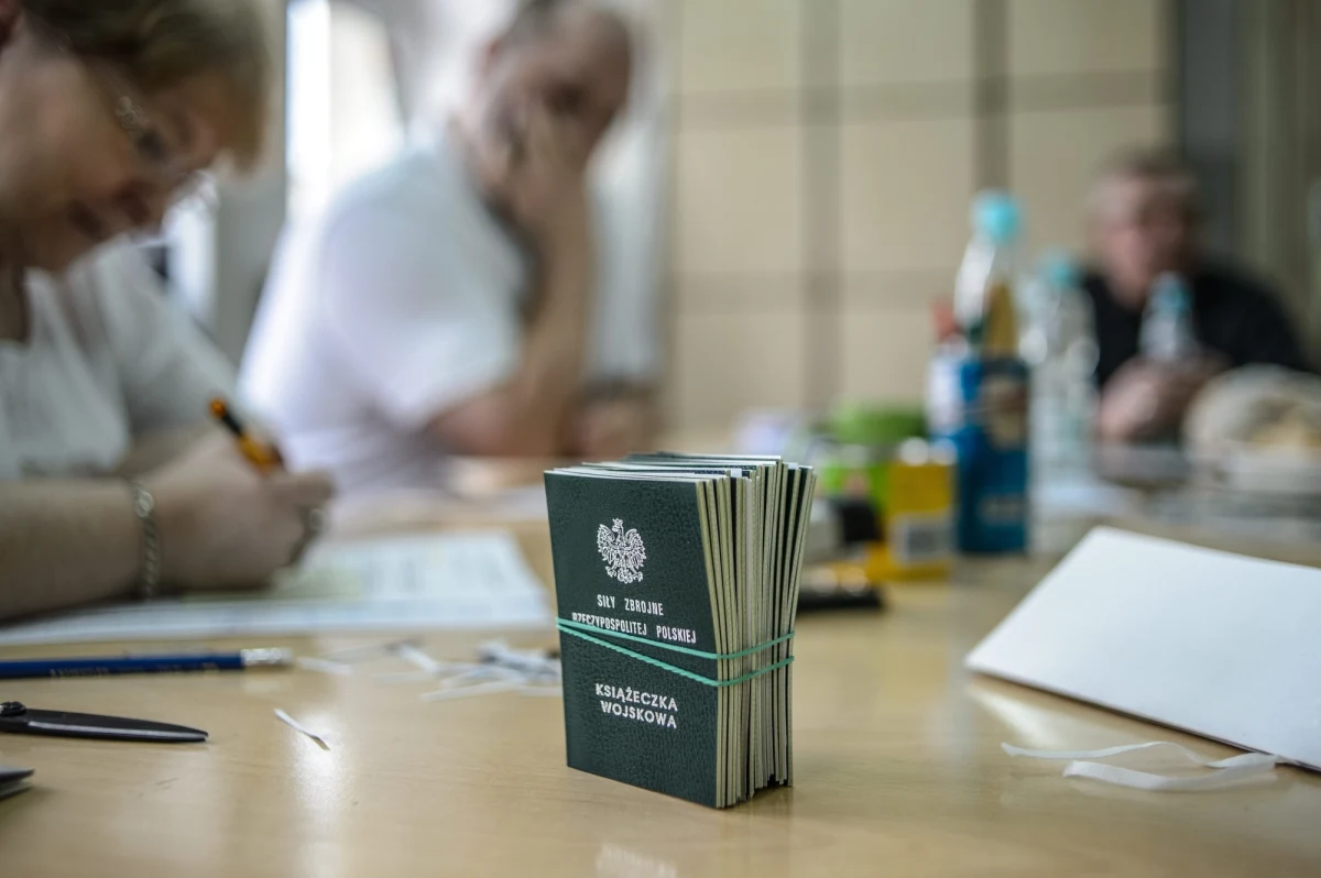 Rząd obniża wymagania dla lekarzy, którzy mają wchodzić w skład wojskowych komisji kwalifikacyjnych. Powodem są problemy dotyczące skompletowania tych komisji. Kwalifikacja dla 230 tysięcy osób rusza w czwartek.