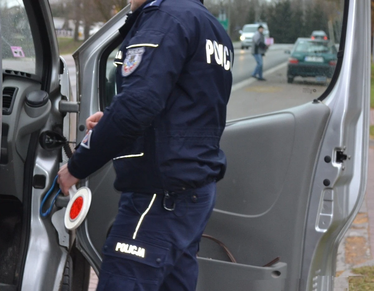 Policjanci zatrzymali prawo jazdy kierowcy, który przekroczył liczbę punktów karnych. Rzeczniczka oświęcimskiej komendy poinformowała we wtorek, że kierowca wpadł podczas używania świateł drogowych, by ostrzec innych o kontroli drogowej.